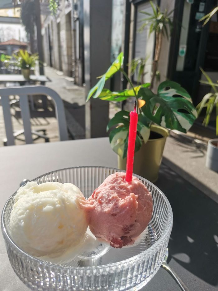 Coupe de glace avec une bougie d'anniversaire, en terrasse au Pays basque
