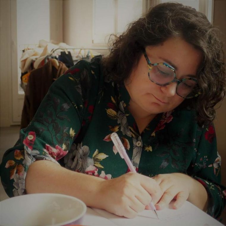 Nadège relit un manuscrit, stylo à la main
