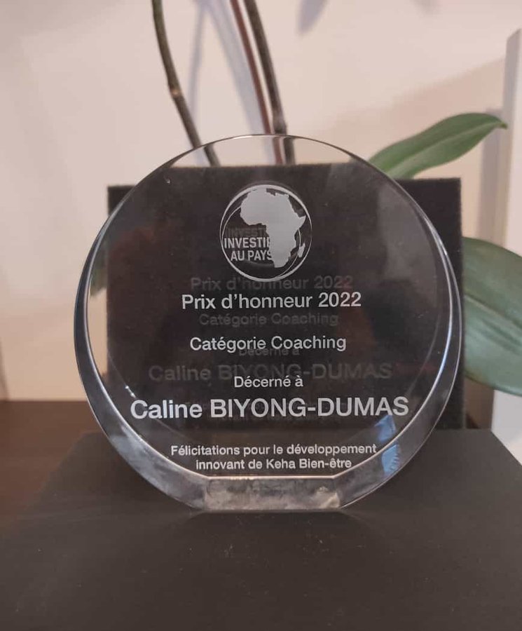 Trophée Prix d’honneur 2022 Investir au Pays, catégorie Coaching, décerné à Caline Biyong-Dumas pour Keha Bien-être